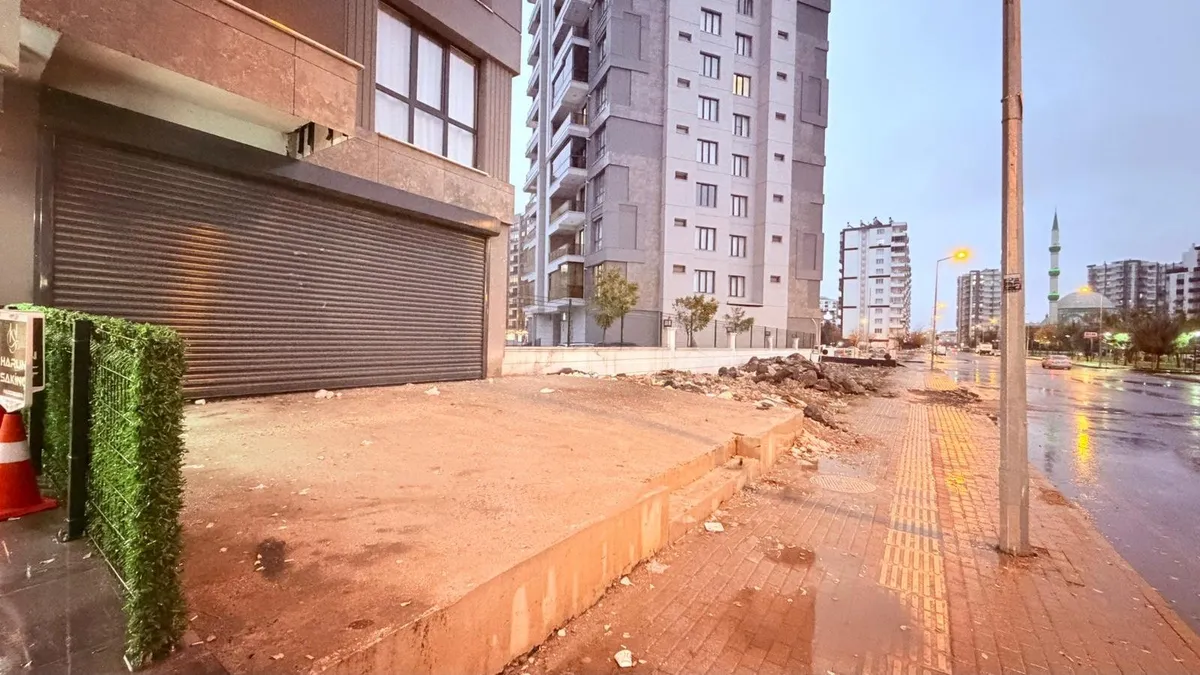 KAYPINAR KENT MEYDANI KARŞISINDA 130 M2 SATILIK DÜKKAN