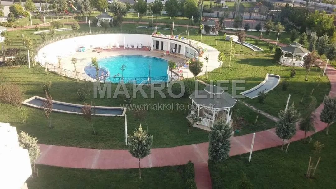 75 CADDE İLK GİRİŞİNDE HAVUZLU 3+1 SATILIK YATIRIMLIK DAİRE